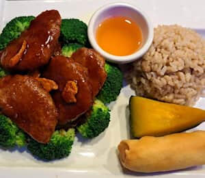 L19. General Tso Vegan Chicken Lunch (Spicy) $15.00 Sautéed breaded soy protein and steamed broccoli in a spicy brown sauce