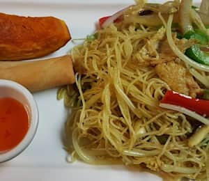 L09. Singapore Mai Fun Lunch $15.00 Sauteed vermicelli with bell peppers, onions, bean sprouts, and veggie fish cakes in curry sauce
