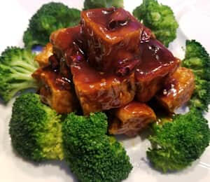 D24. General Tso Tofu (Spicy) $19.00 Sautéed fried tofu with steamed broccoli in a spicy brown sauce